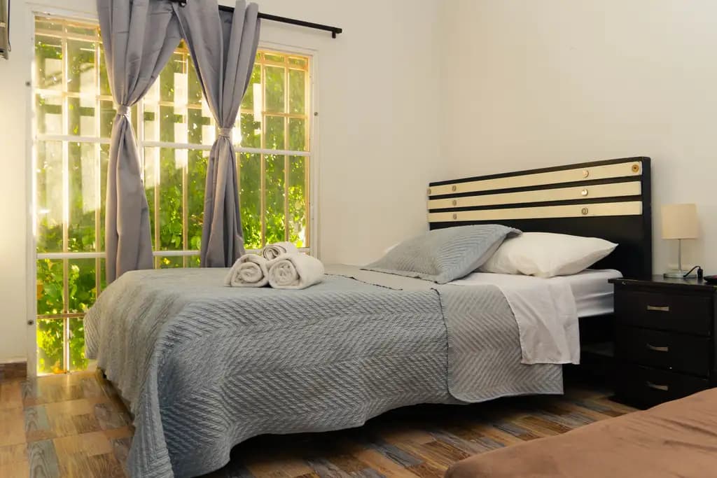 Loft Vista: cama doble, ventana al exterior y TV en Miraflores, Cali