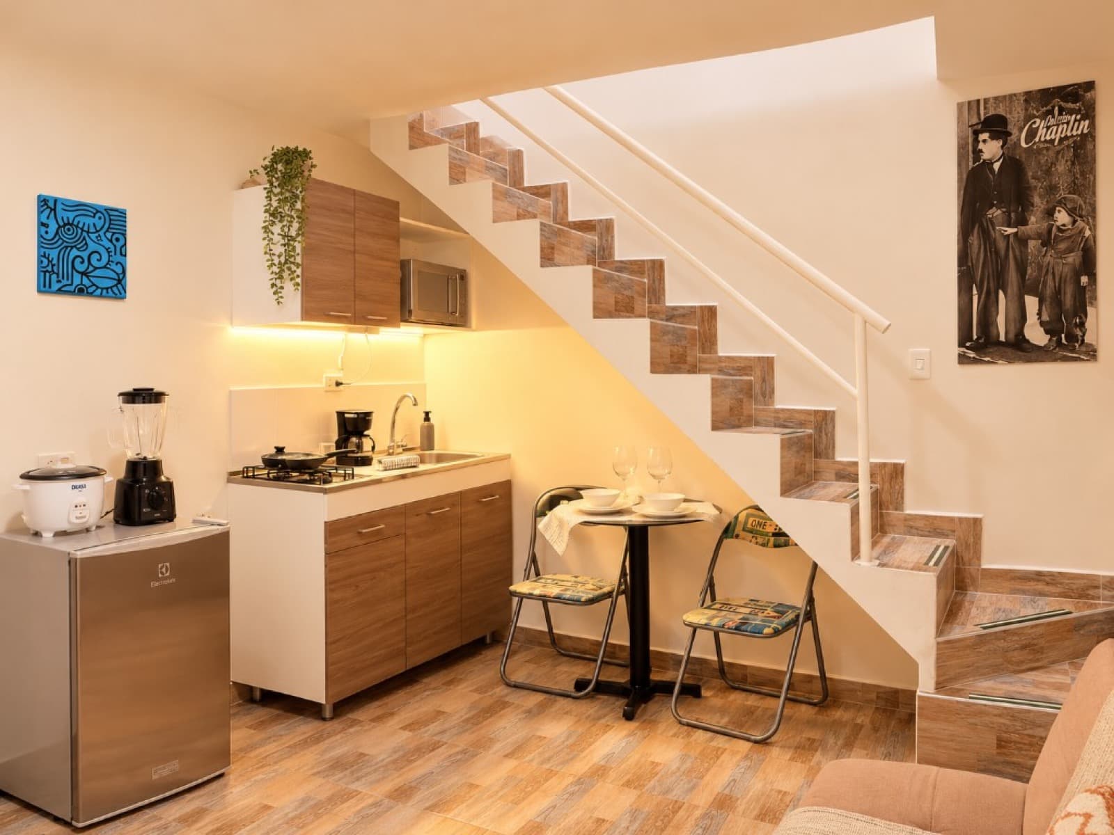 Cocina bajo la escalera