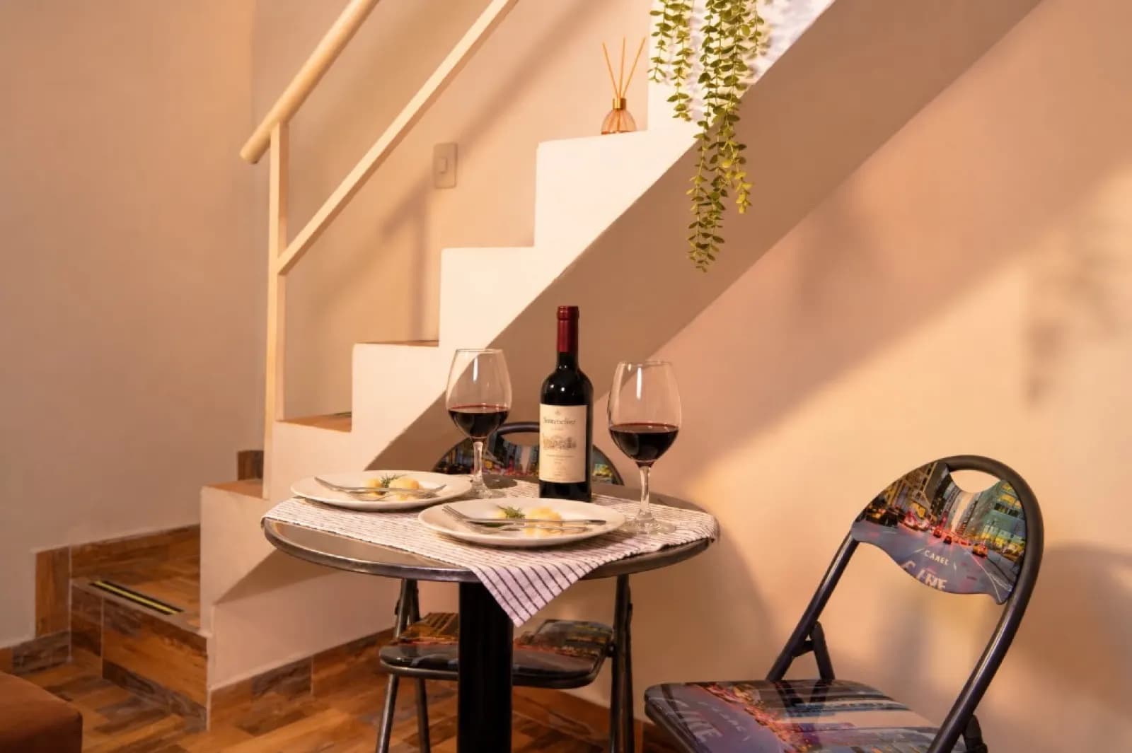 Comedor con vino en loft romántico en Cali