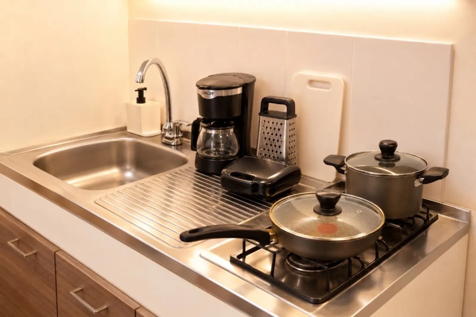 Estufa y utensilios de cocina equipada en loft Cali