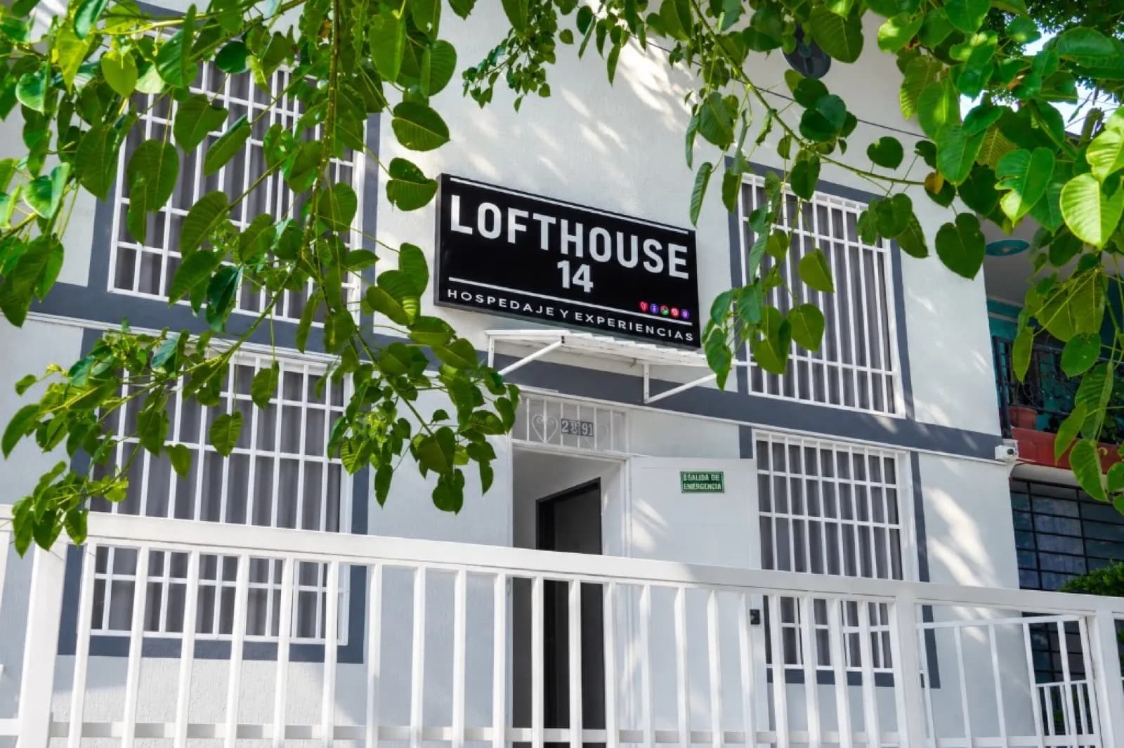 Fachada diurna de lofts en Miraflores Cali cerca del Parque del Perro — Lofthouse 14