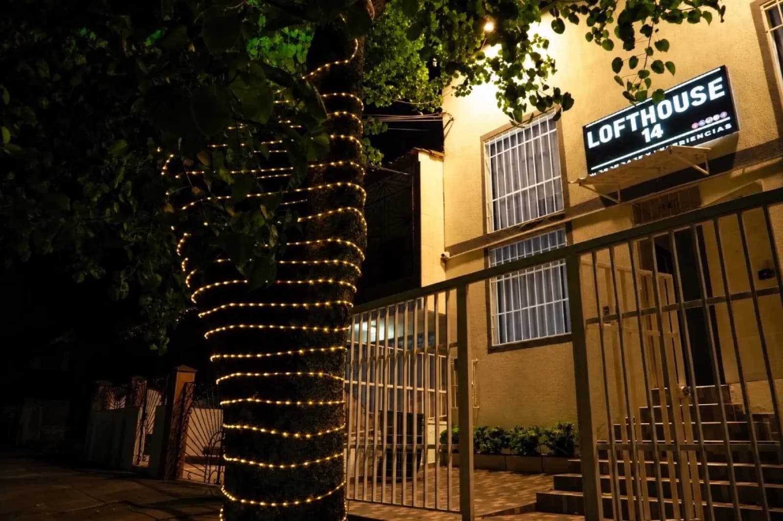 Fachada nocturna de Lofthouse 14 en Miraflores, Cali