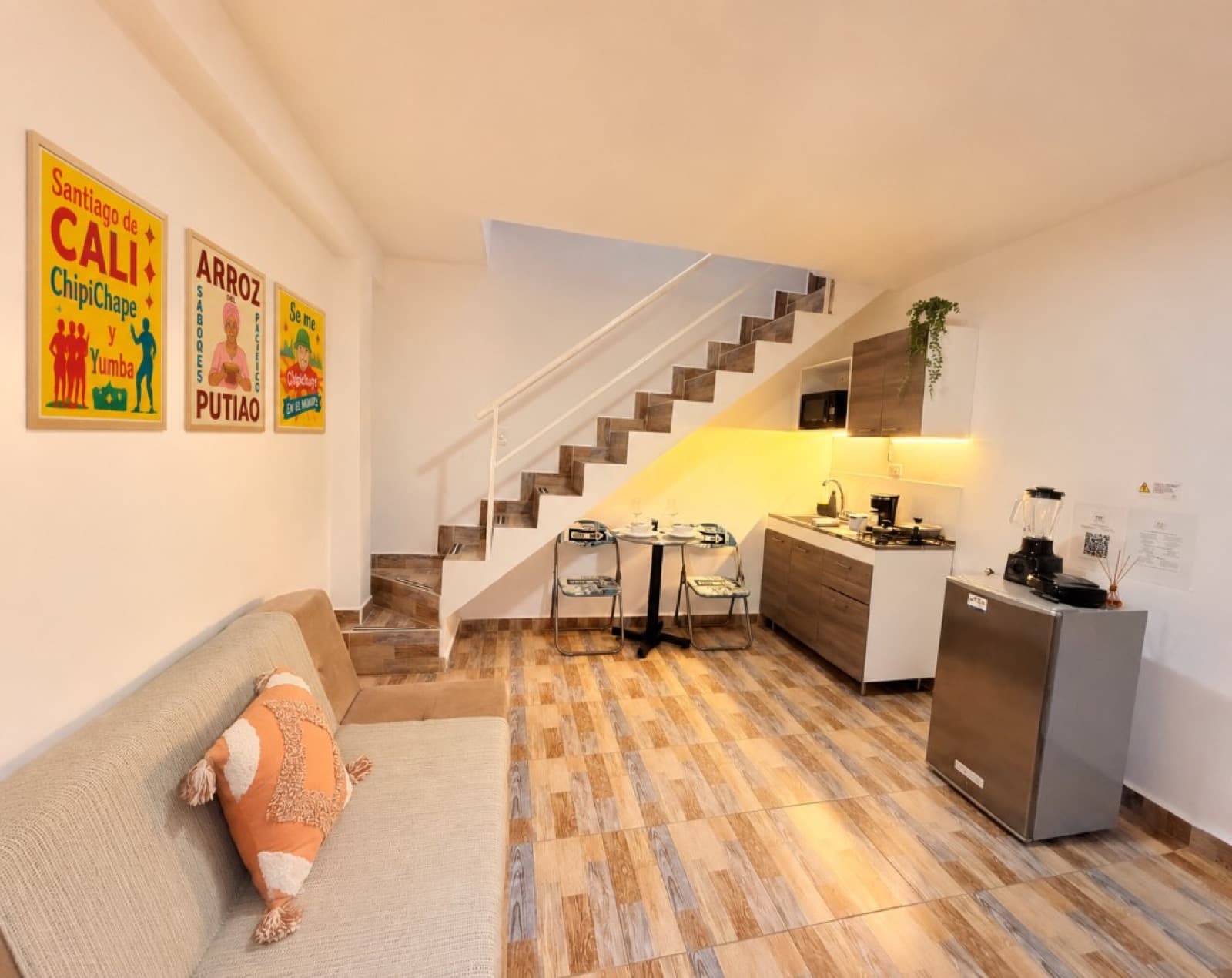 Sala, cocina y escalera