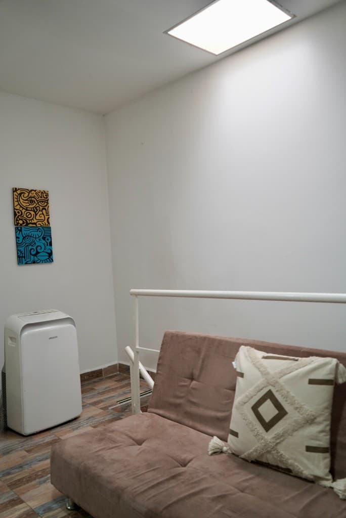 Sala de descanso con sofá junto a baranda en nivel elevado